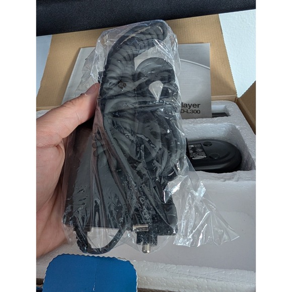 Samsung DVD L300 10 Inch Widescreen Portable DVD/ CD Player w/Charger &Remote - Picture 7 of 16